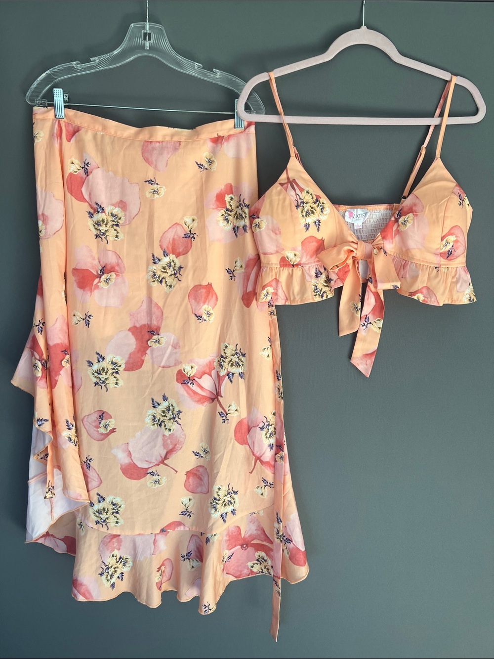 L'ATISTE Peach Floral Two-Piece Set Tie-Front Top & High-Low Skirt Size L